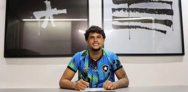 Foto Filho de Eliza Samudio é afastado do Botafogo por indisciplina