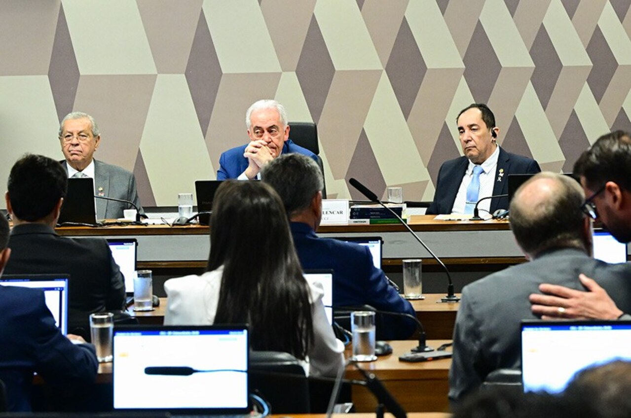 Senadores durante a CCJ