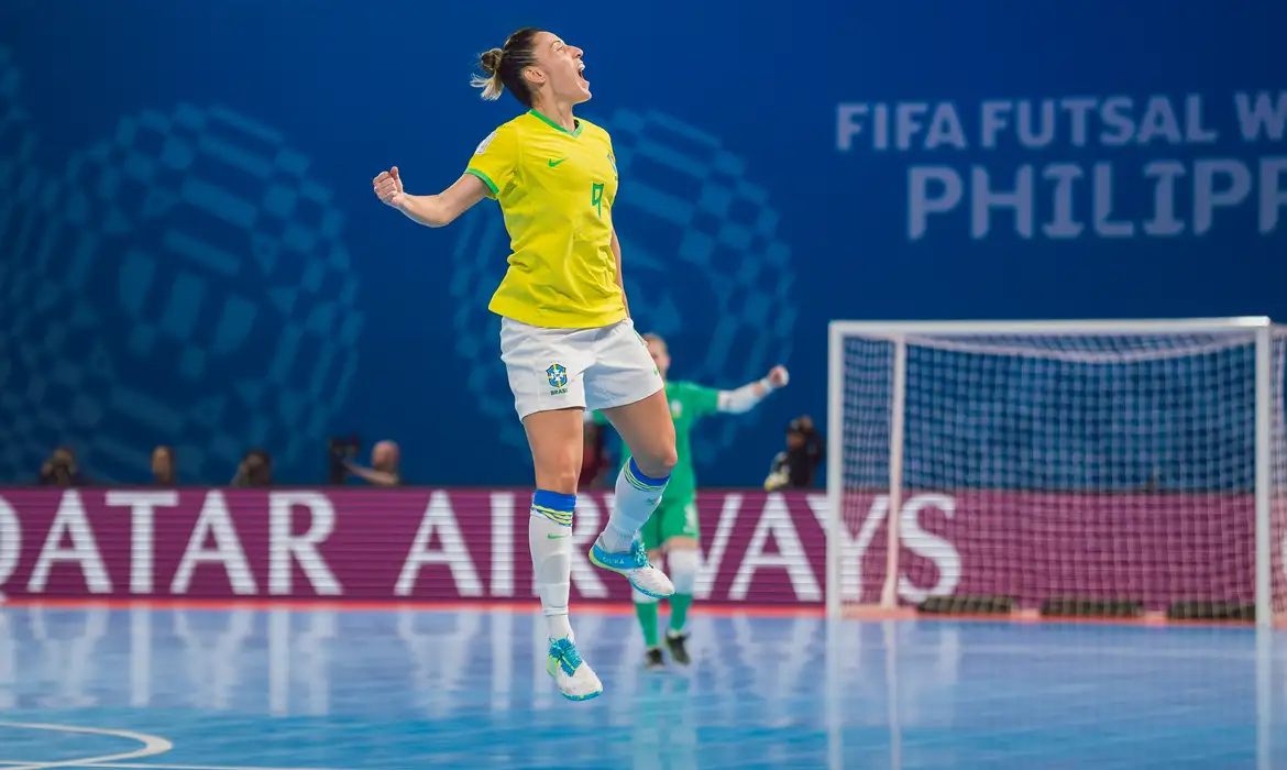 Foto Brasil goleia e avança para semi da Copa do Mundo de futsal