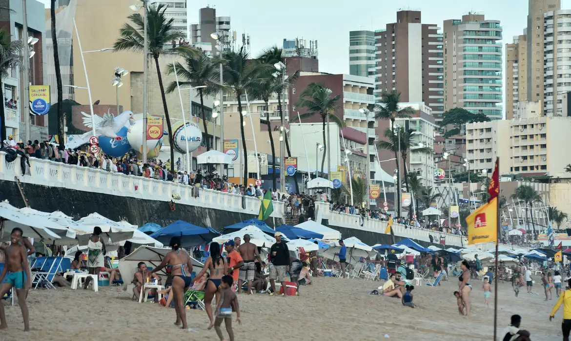 Corpo é encontrado boiando em praia movimentada de Salvador 