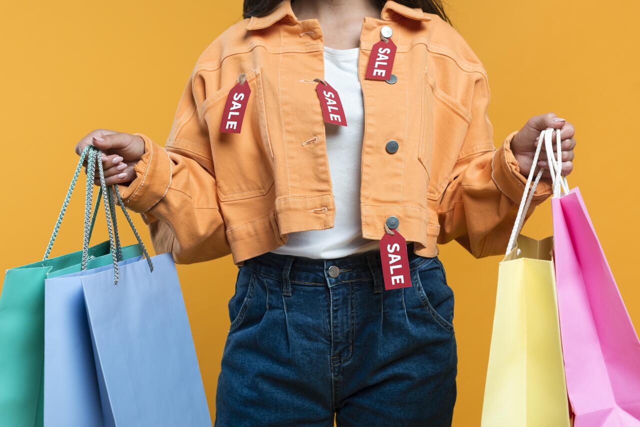 Mulher segurando sacolas de roupas 