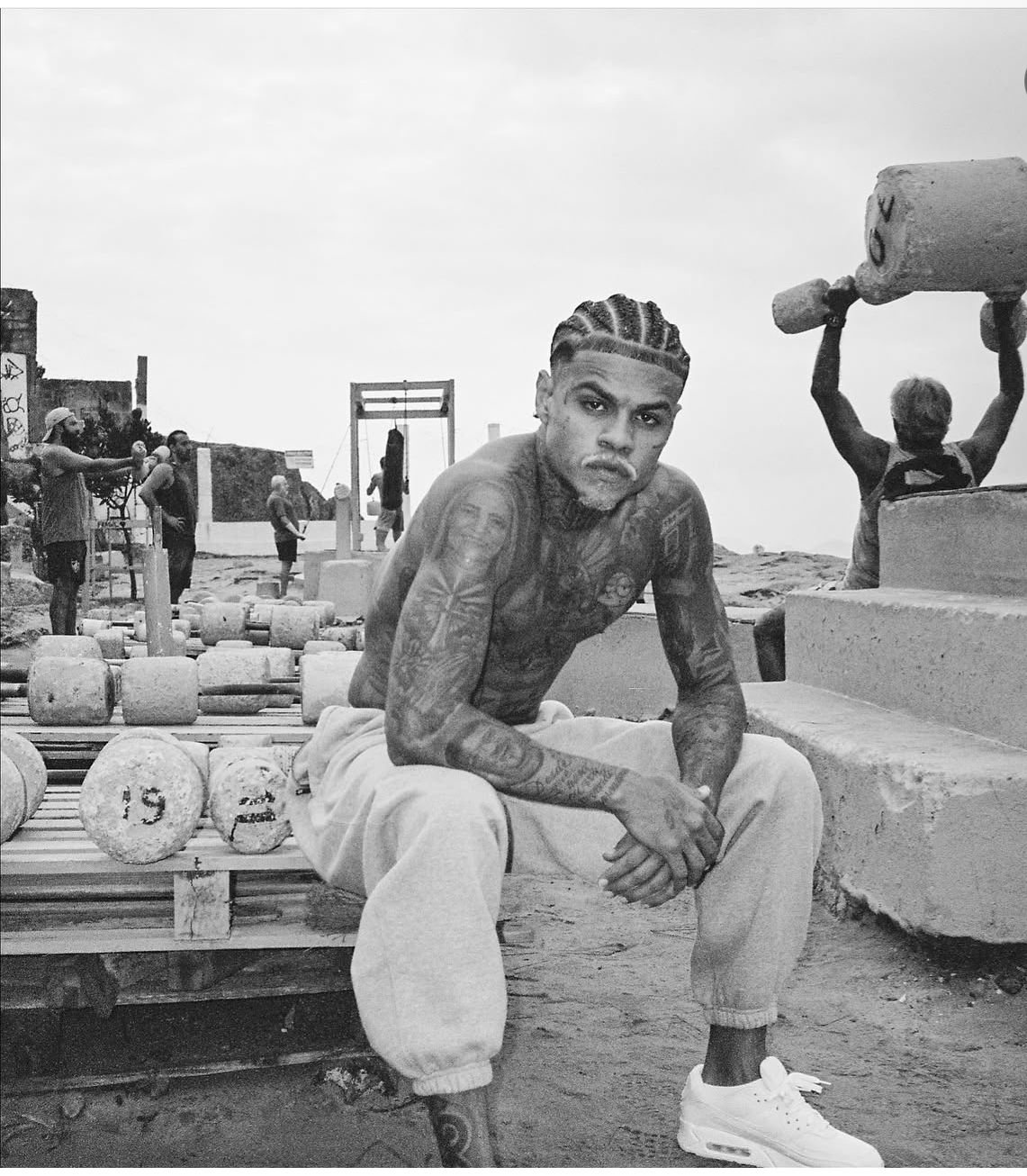 Cantor revelou cortes no pescoço após ser abordado ao sair de show do Olodum