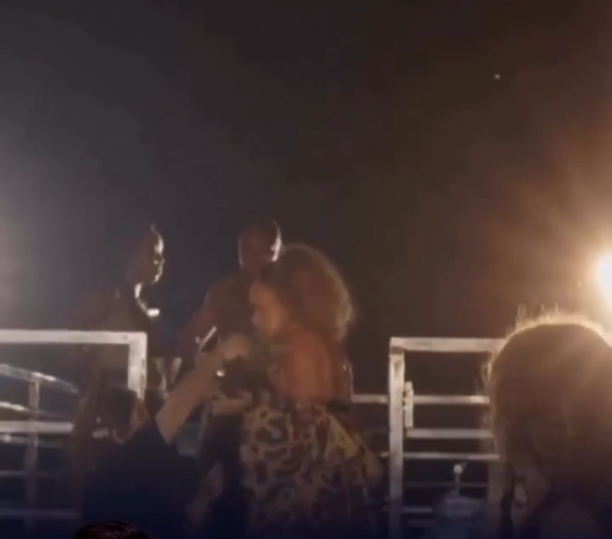 Spray de pimenta interrompe desfile de Daniela Mercury no Furdunço