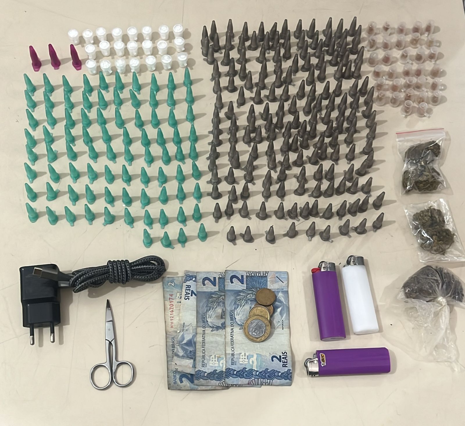 Foto Drogas são apreendidas no bairro da Fazenda Grande do Retiro