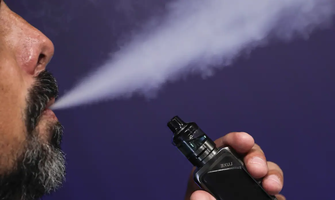 Homem fumando vape