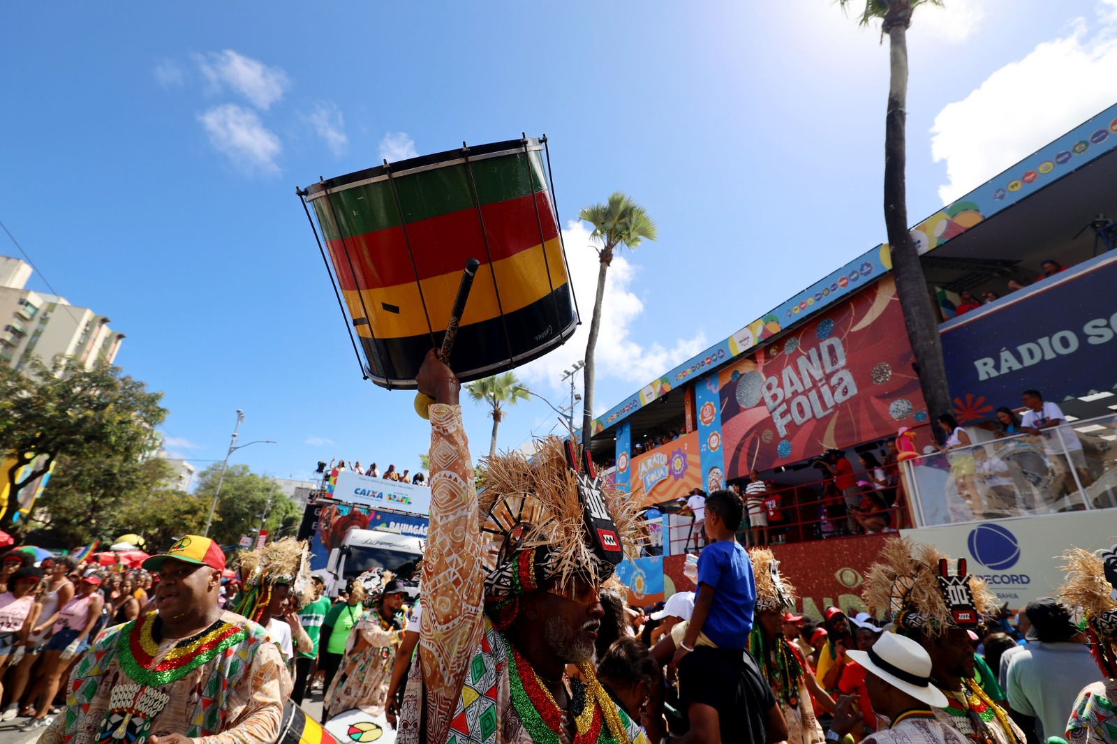 Foto Olodum arrasta multidão e fecha Carnaval no Centro com chave de "Ouro Negro"