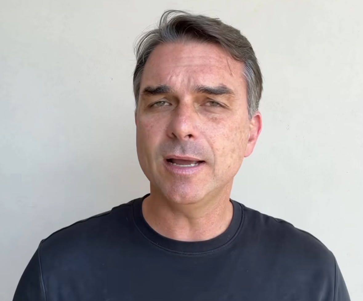 Foto Flávio Bolsonaro pede prisão de servidor da Secom por fake news