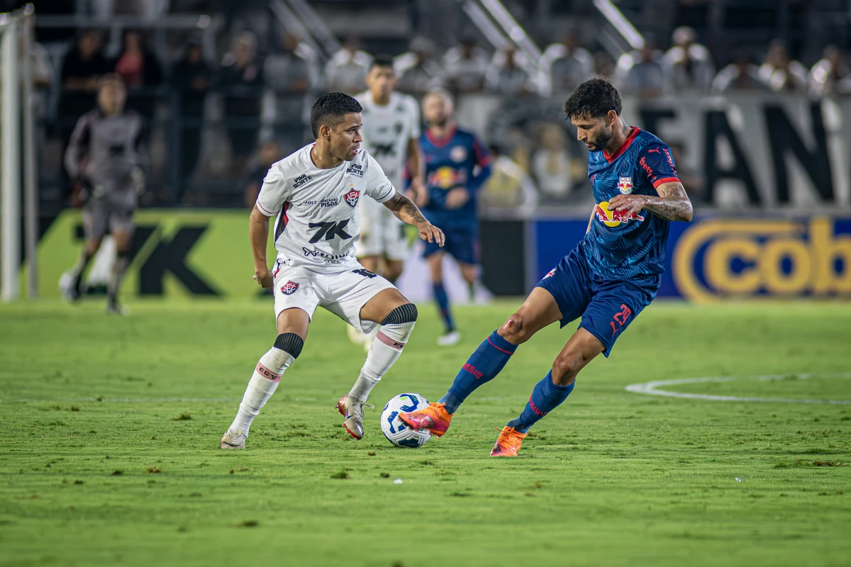 Vitória é goleado e volta ao Z-4 na reta final do Brasileirão