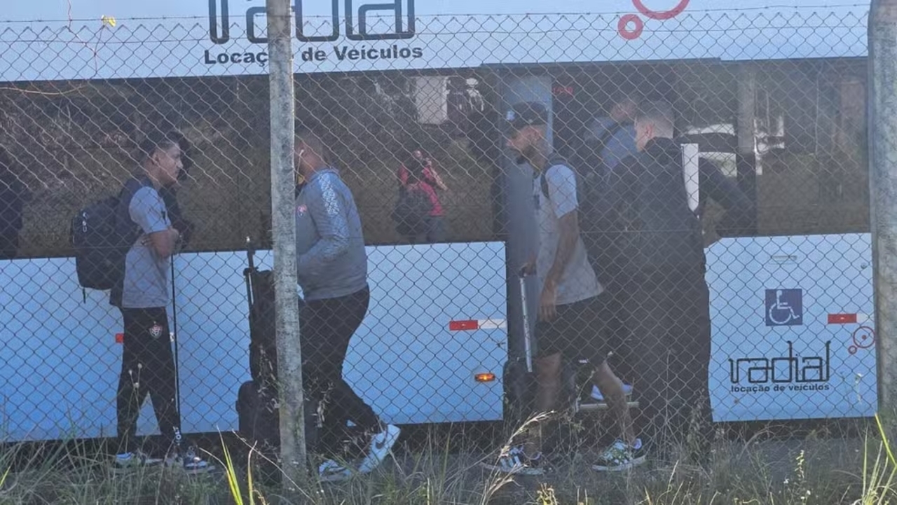 jogadores do vitória desembarcando 