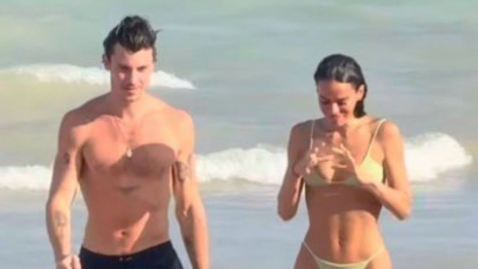 Foto Bruna Marquezine e Shawn Mendes se beijam durante réveillon