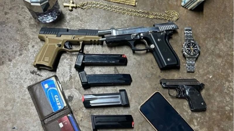 Homem que fingia ser policial é preso com armas e carro roubado em Salvador