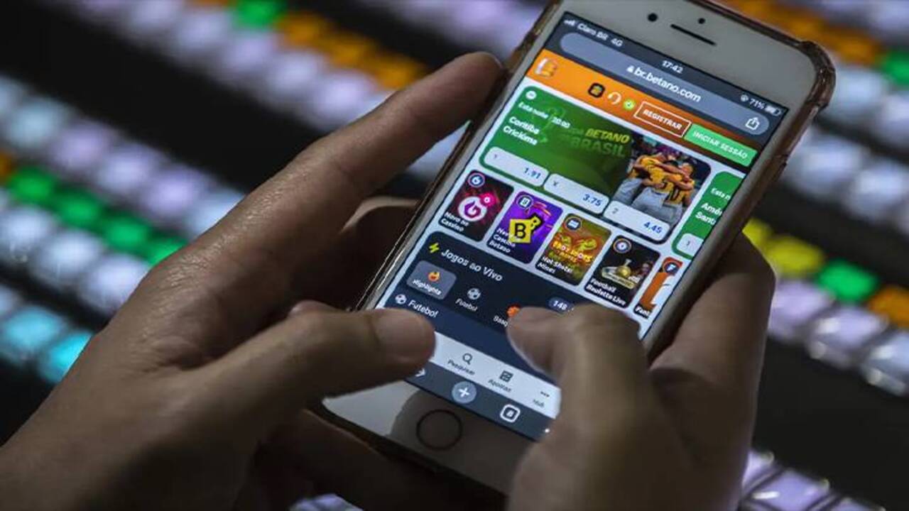 Influenciadores são investigados por divulgar Jogo do Tigrinho e lavar dinheiro