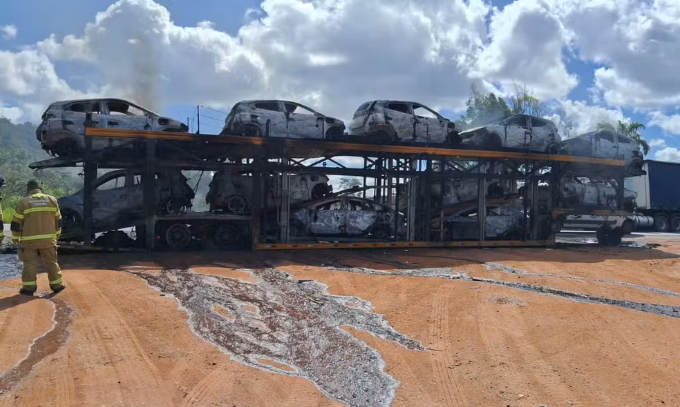 Caminhão-cegonha com 11 carros elétricos pega fogo na BR-101