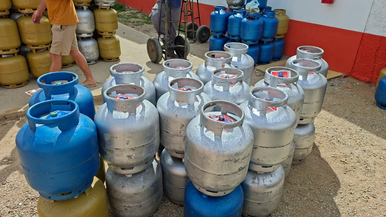 Foto Polícia apreende 204 botijões de gás comercializados ilegalmente