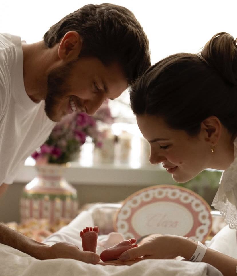 Foto Nasce primeira filha de Camila Queiroz e Klebber Toledo