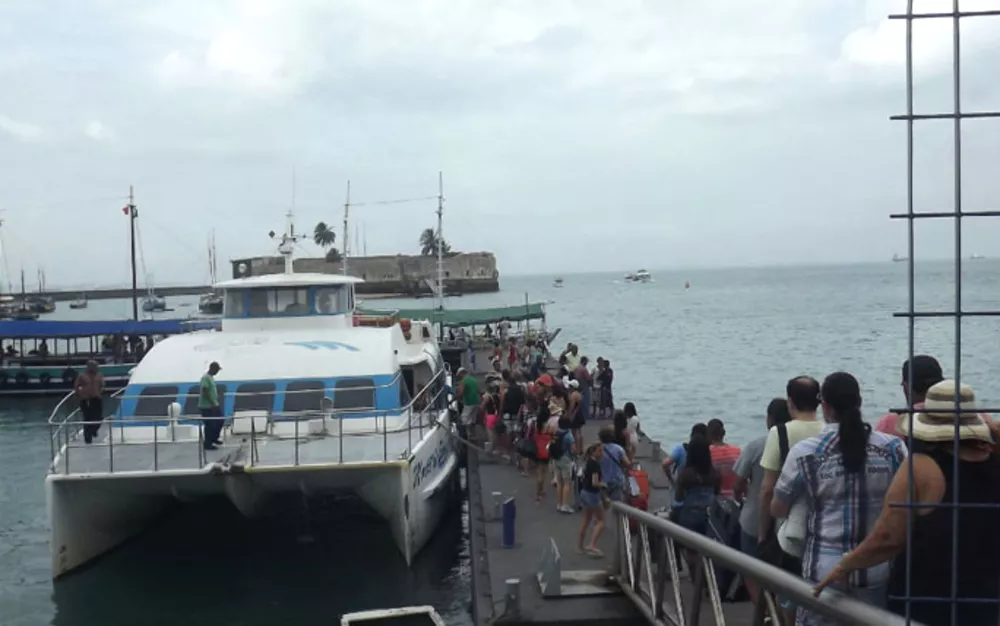 Catamarãs voltam a navegar após liberação da Capitania