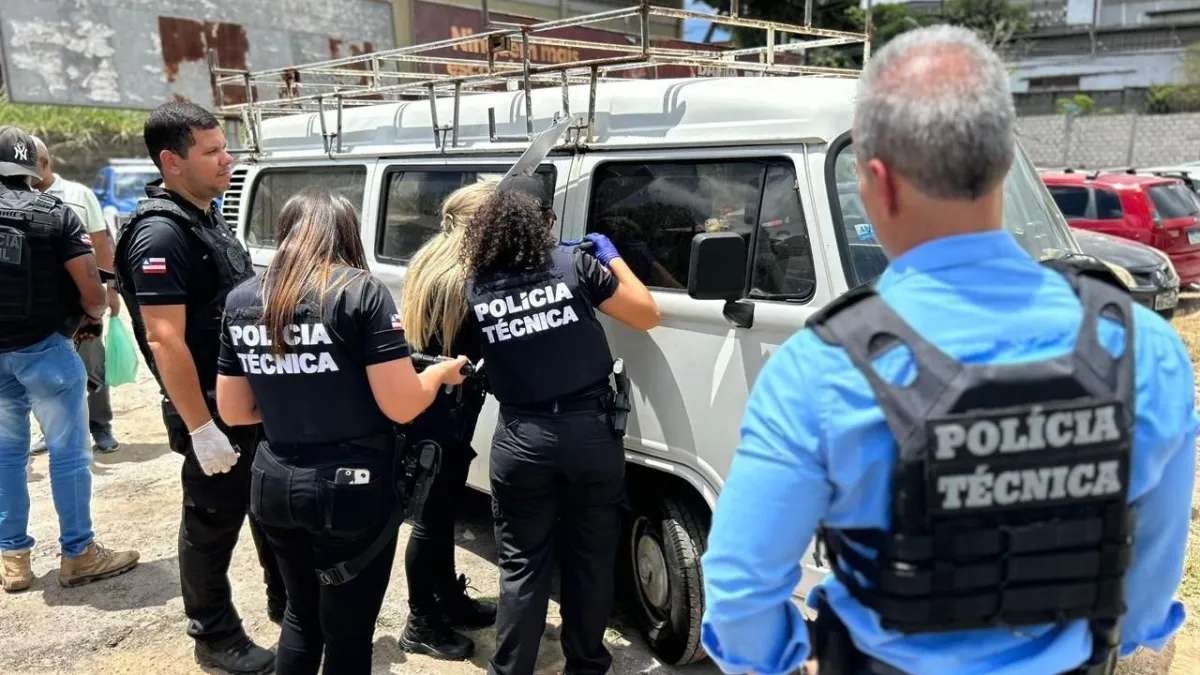 agentes da polícia técnica em torno de carro usado pelos homens mortos