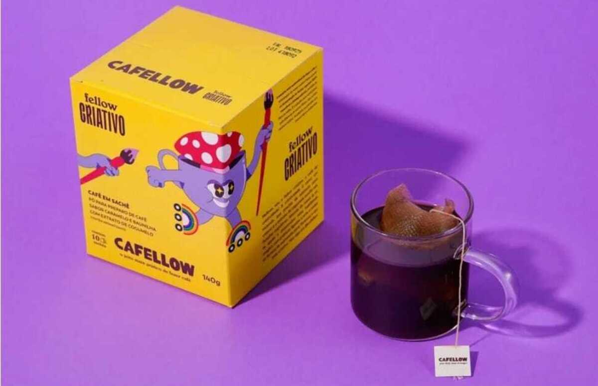 embalagem amarela de café em um fundo roxo