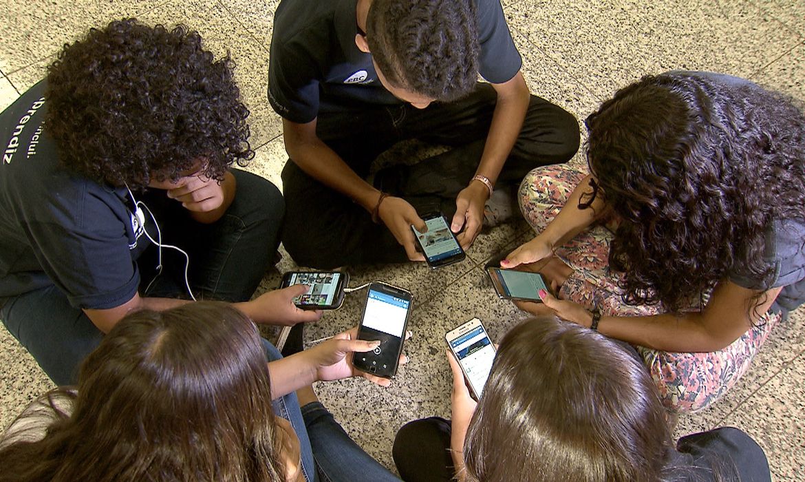 Foto Pesquisa mostra que 82% são contra crianças de até 3 anos com celular
