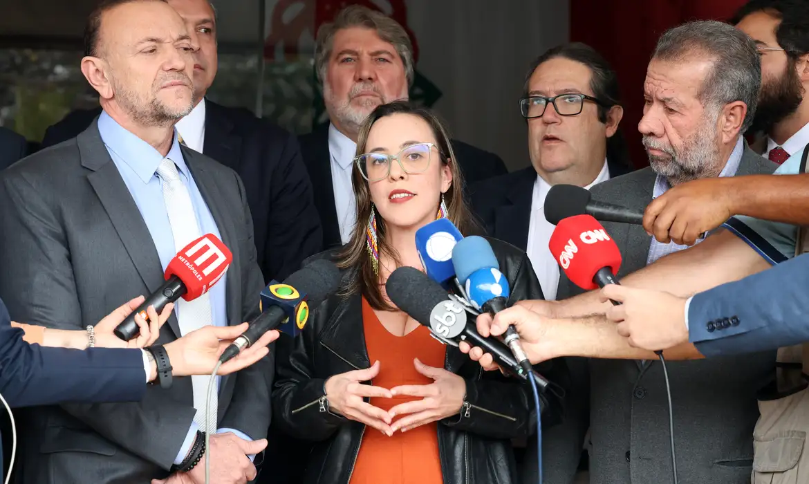 presidenta do PSOL durante coletiva