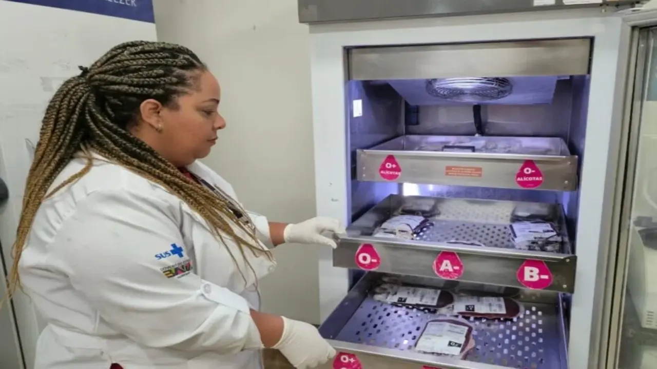 Uma mulher em um banco de sangue 
