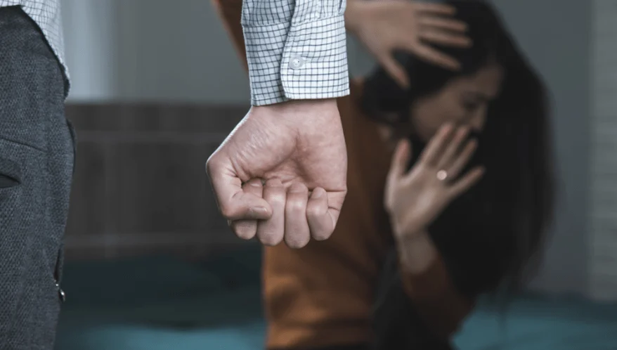 Foto Com permissão da mãe, pai abusa da filha para “não arrumar outra”