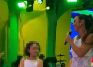 Foto Ivete Sangalo é denunciada ao MP-BA após cantar "Vampirinha" com criança