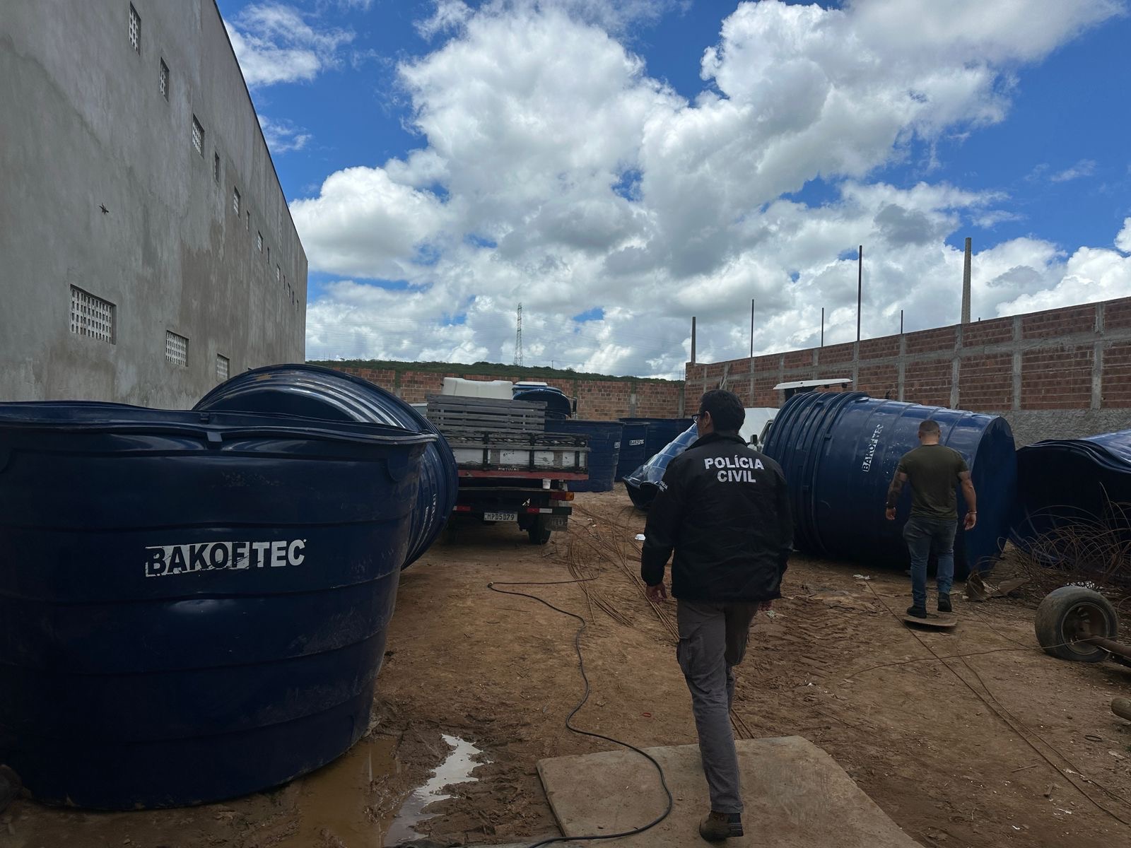 Material público teria tido identificação removida; suspeitos foram presos por receptação