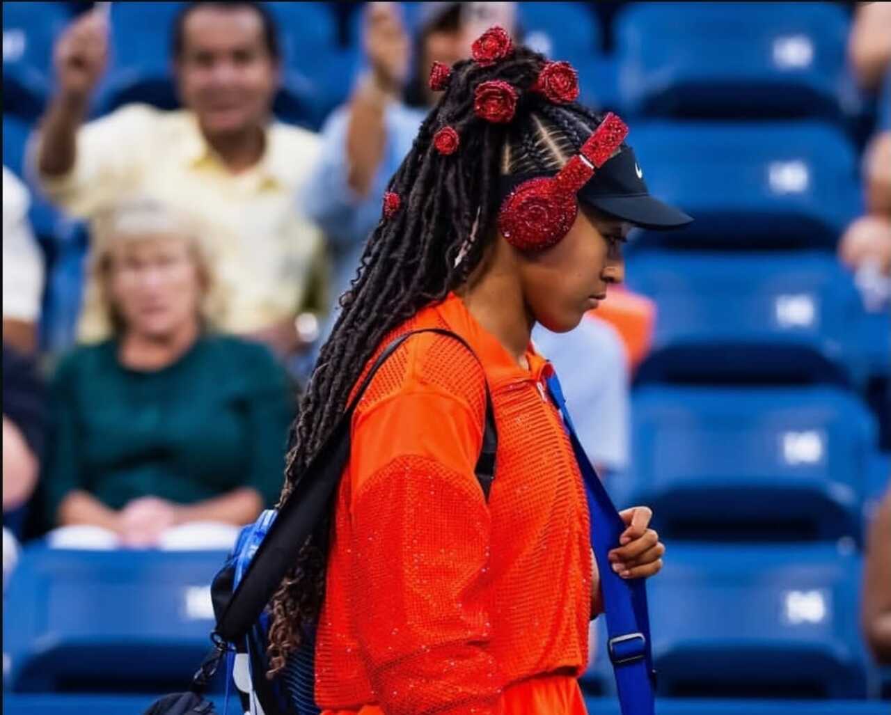 Tenista usando macacão vermelho
