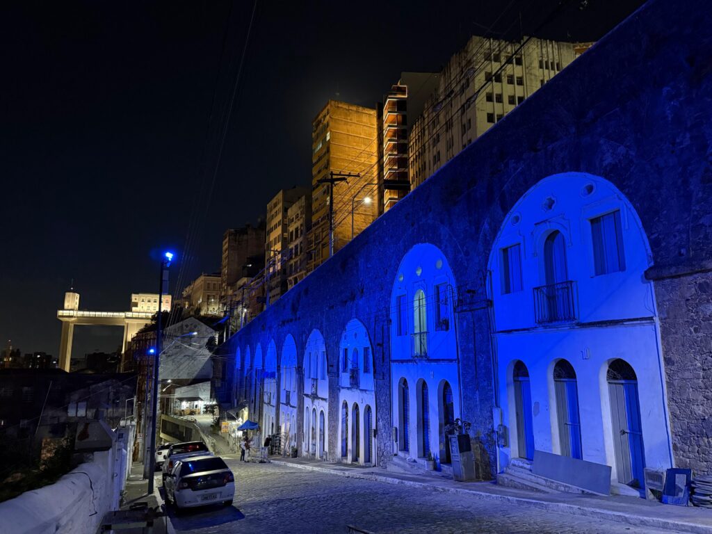 Foto Novembro Azul: monumentos e espaços de Salvador ganham iluminação temática