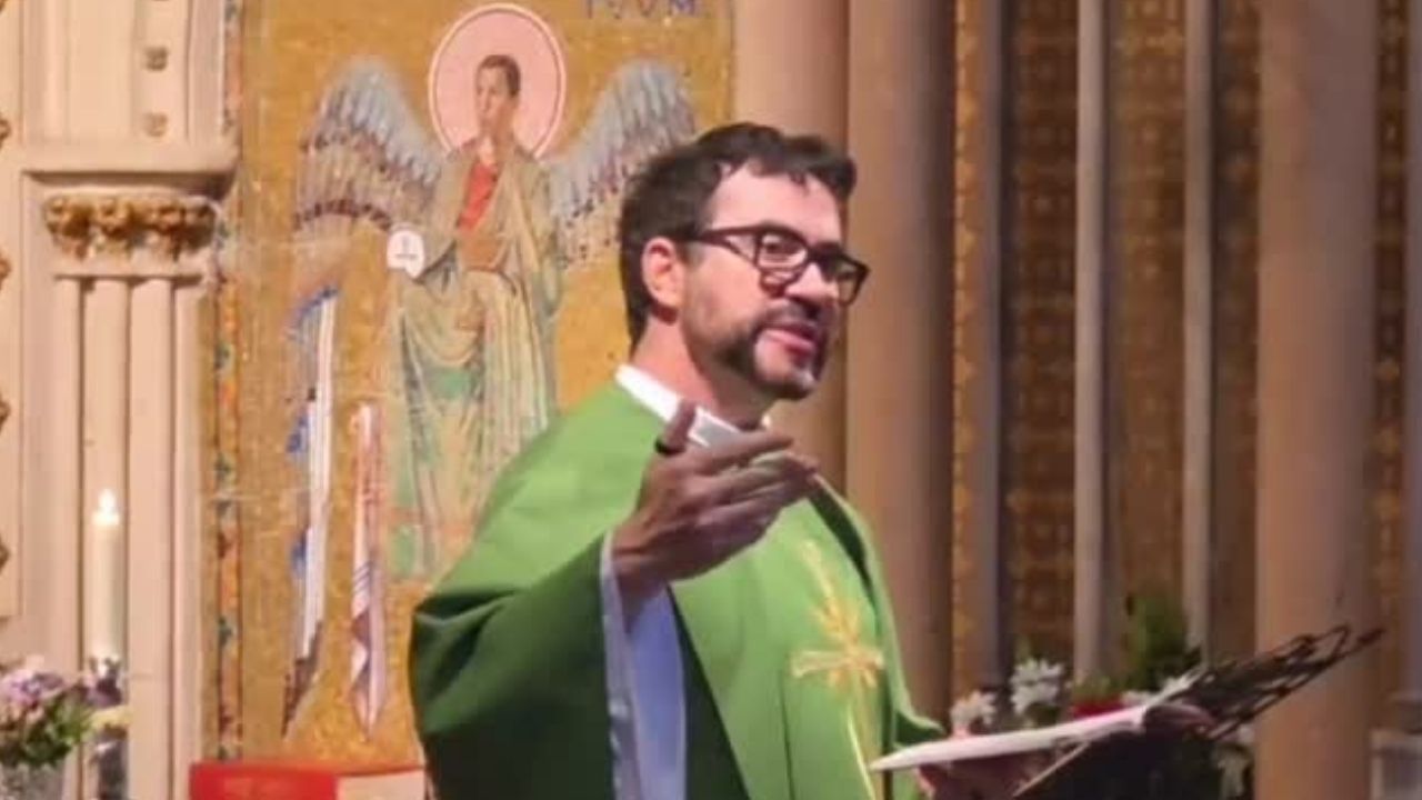 Padre Fábio de Melo passa por cirurgia estética no Rio de Janeiro