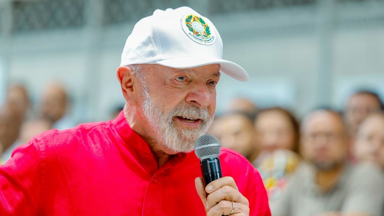 Lula diz que quer recomprar refinaria da Bahia e cita baixa produção