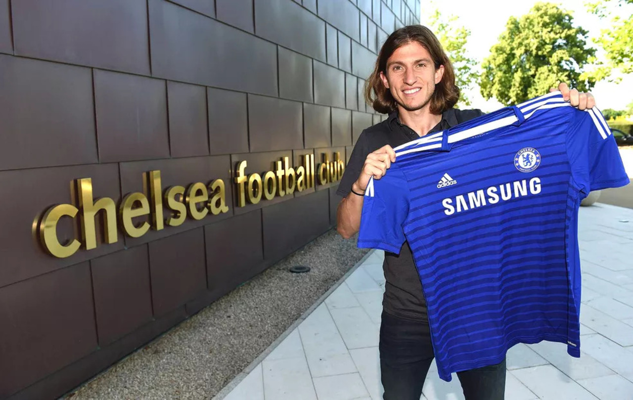 Filipe Luís segurando camisa do Chelsea