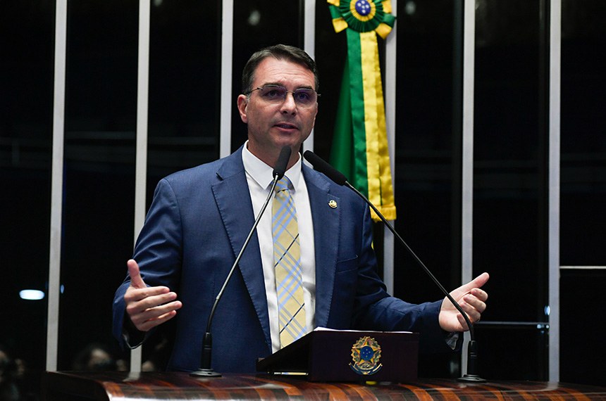 Flávio Bolsonaro promete apoiar impeachment de Moraes se vencer eleição