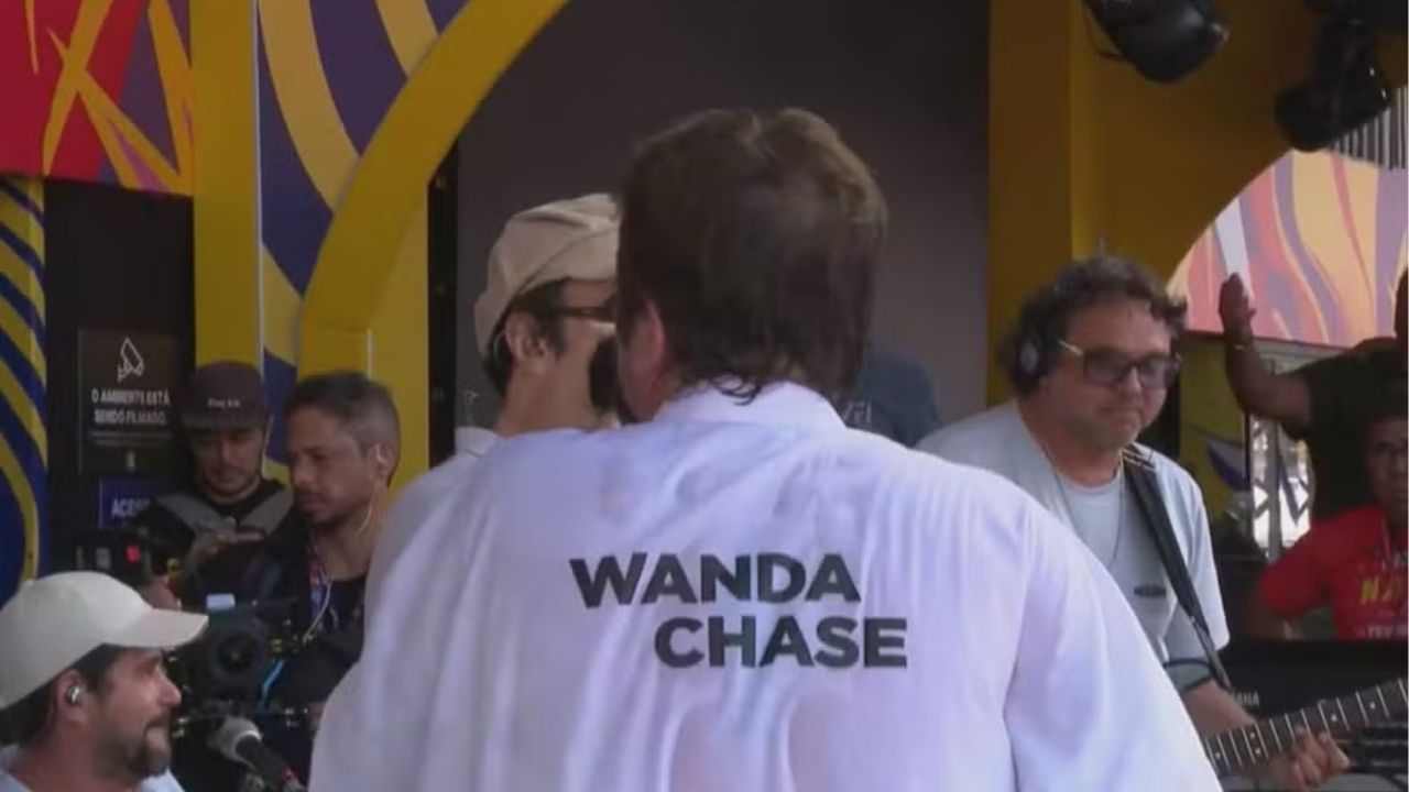 Saulo homenageia Wanda Chase durante show no Carnaval de Salvador