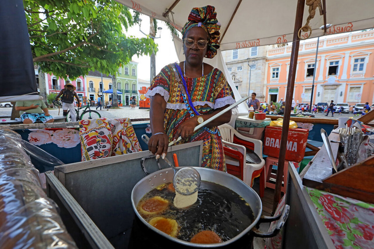 baiana fritando massa de acarajé