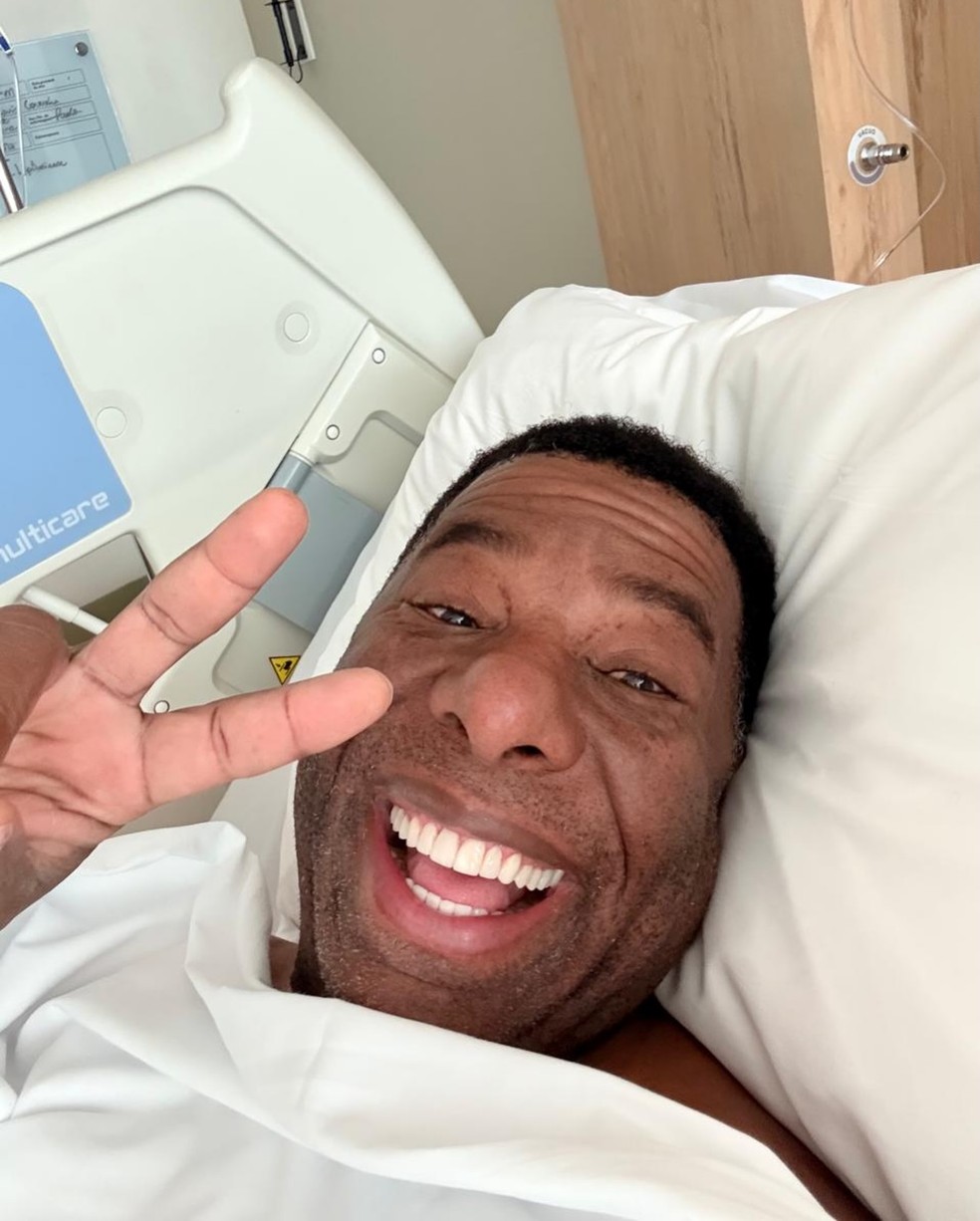 Foto Cantor Netinho de Paula recebe alta após cirurgia para tratar câncer