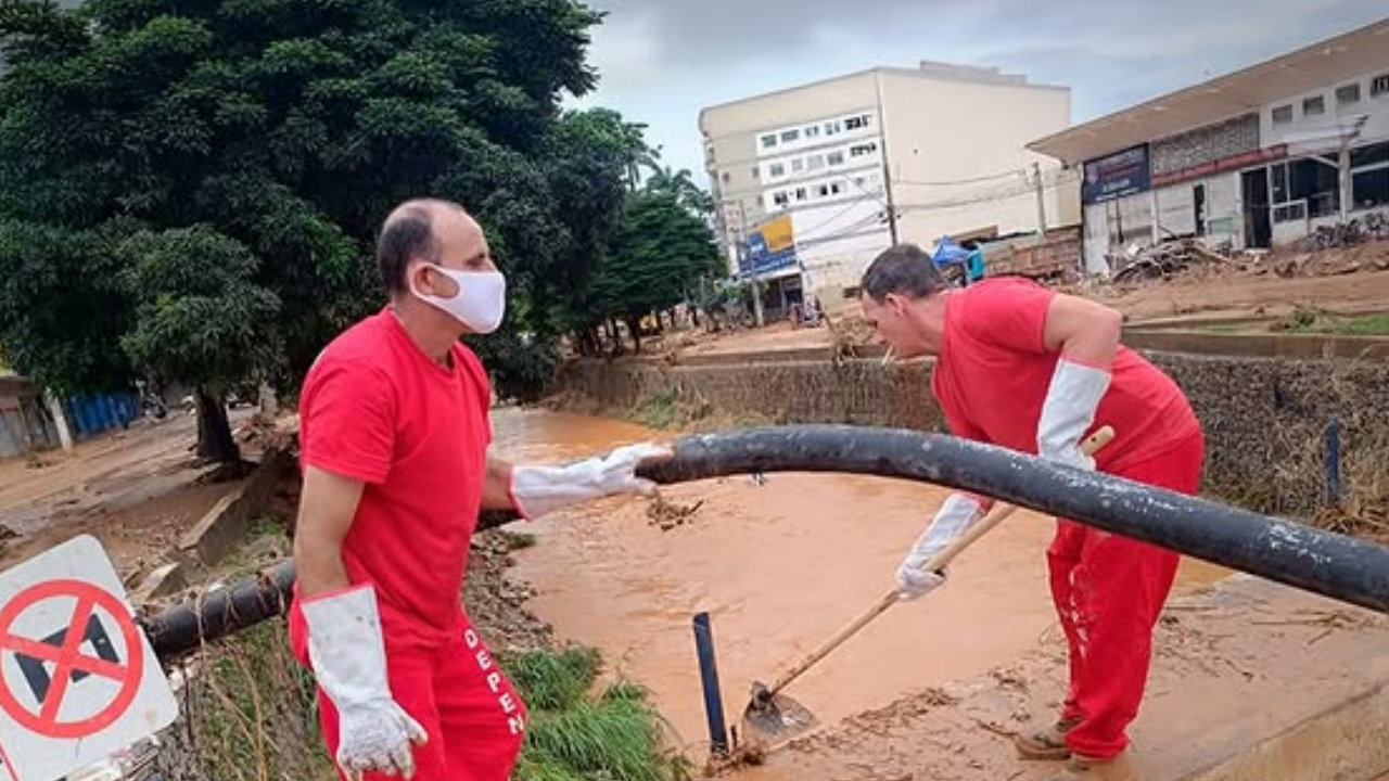 Presos enviados por Zema para limpeza de enchente são flagrados sem EPIs