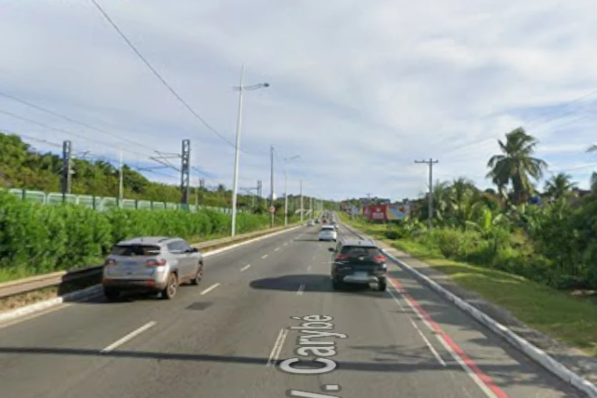Carro capota na Avenida Carybé e trava trânsito próximo ao aeroporto