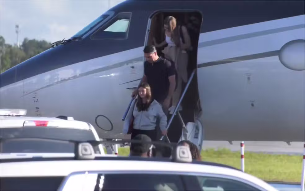 Foto Flávio Bolsonaro desembarca em Miami com a família