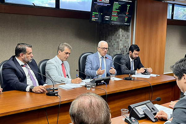 Foto CCJ da Assembleia Legislativa aprova nome de Josias Gomes para o TCE