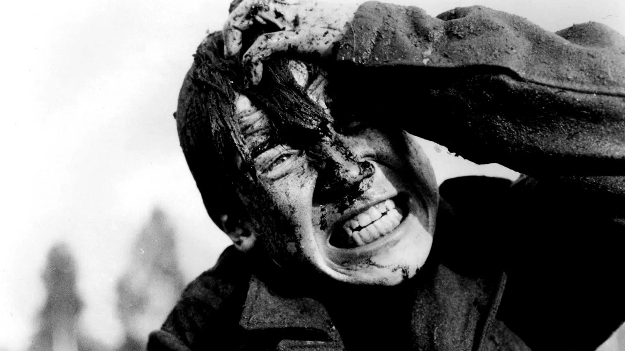 Capa do filme Vá e veja, com protagonista sujo de sangue 