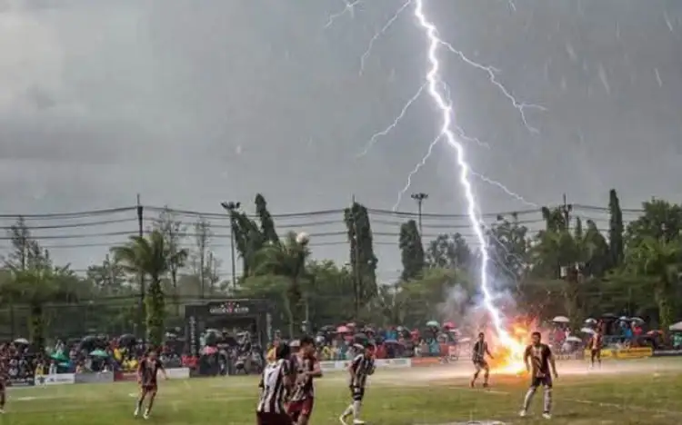 Tragédia na Tailândia: raio mata jogador e deixa 12 feridos durante partida de futebol