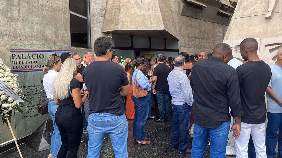 Foto “Estamos devastados”, desabafa Duda Sanches em velório do pai Alan Sanches 