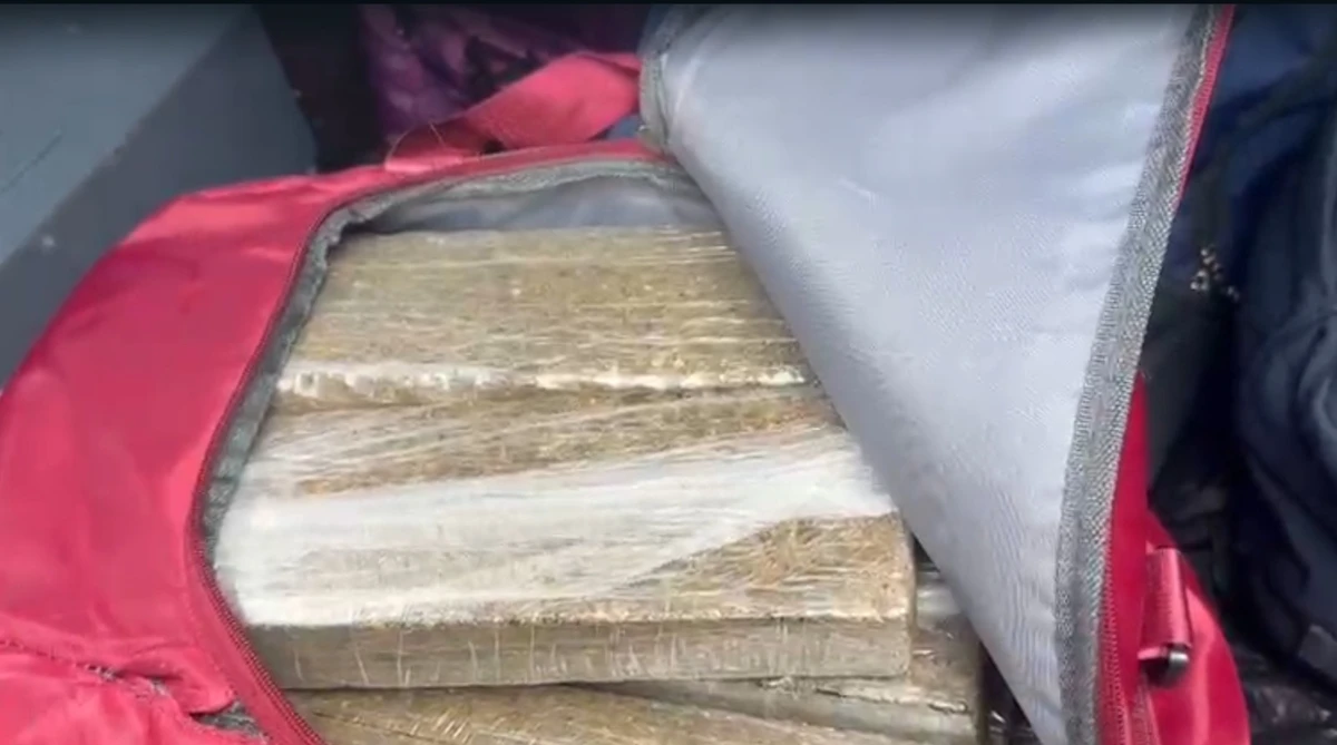 Foto Mulher é presa com 27 kg de maconha e 37 munições na Bahia