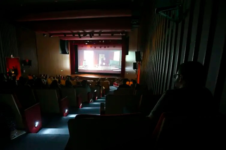 Autor de chacina em cinema está solto