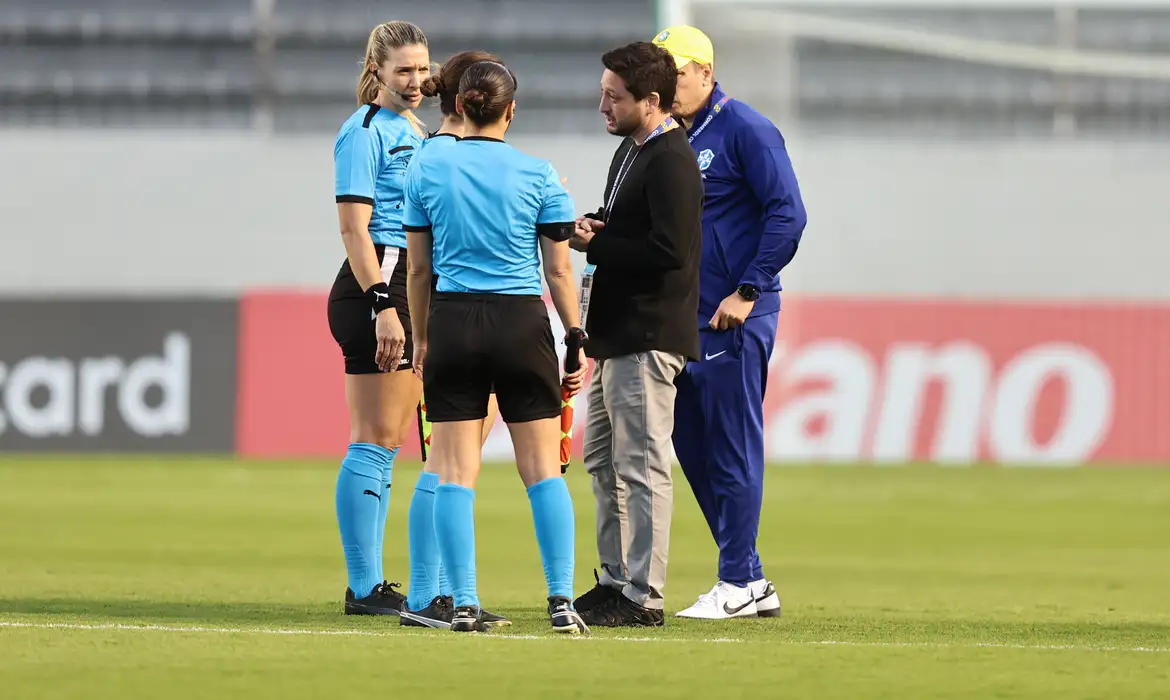 Arthur Elias conversando com árbitros 