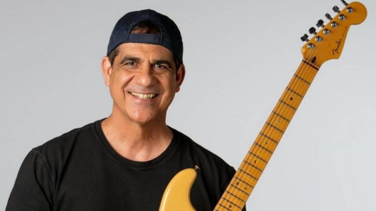 Cantor Durval Lelys segurando guitarra