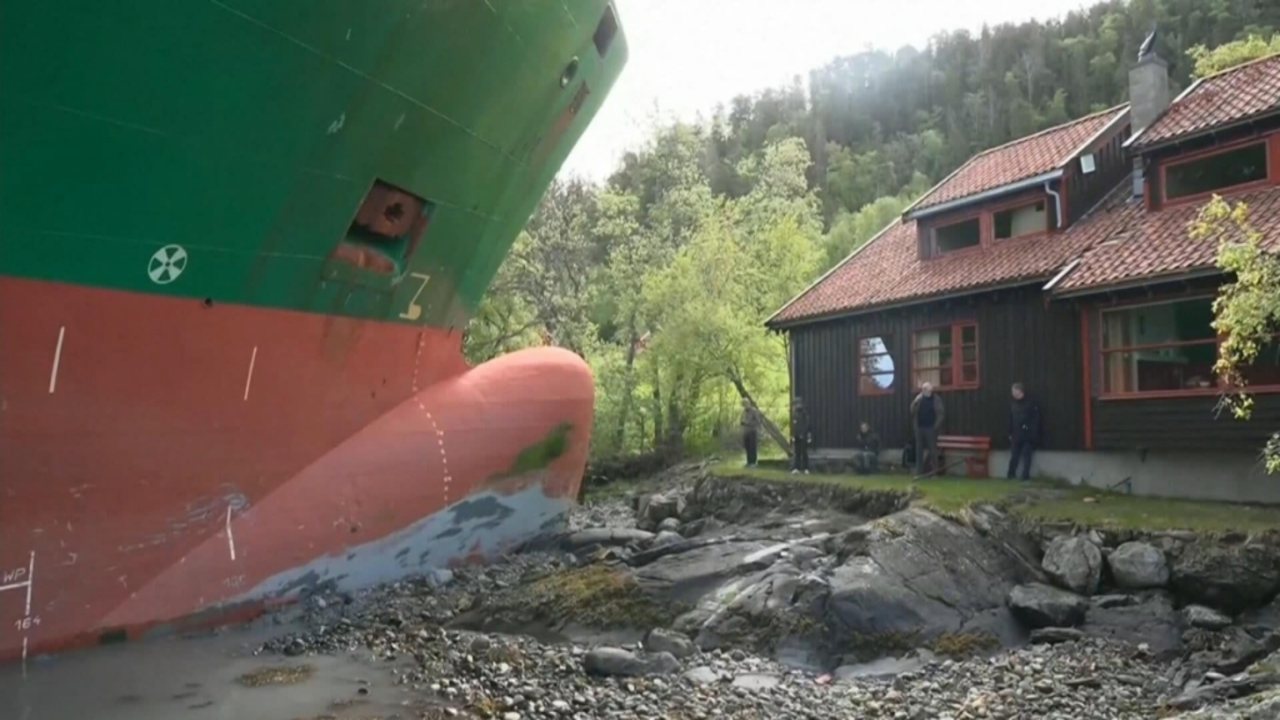 Imagem de navio encalhado em um quintal de casa