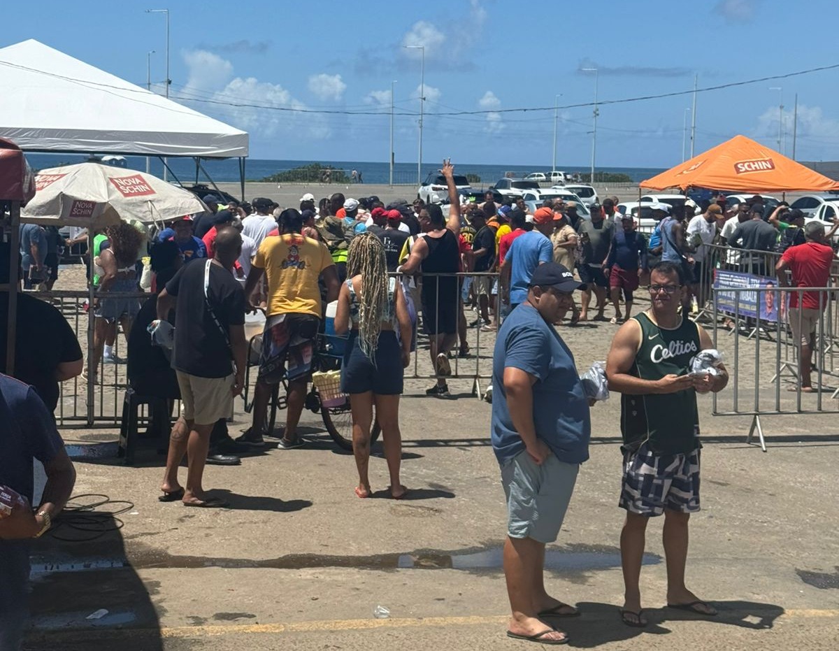 Foto Vila Carnaval tem filas cheias com queda nos preços no último dia da folia